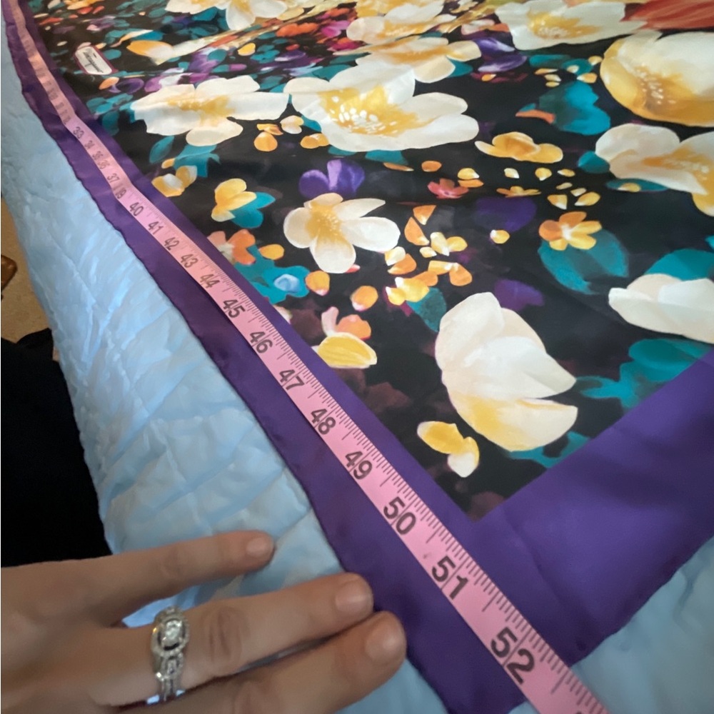 Ferragamo ICONIC 52” X 52” Colourful Giraffe Print Scarf 100% Silk - Picture 6 of 6